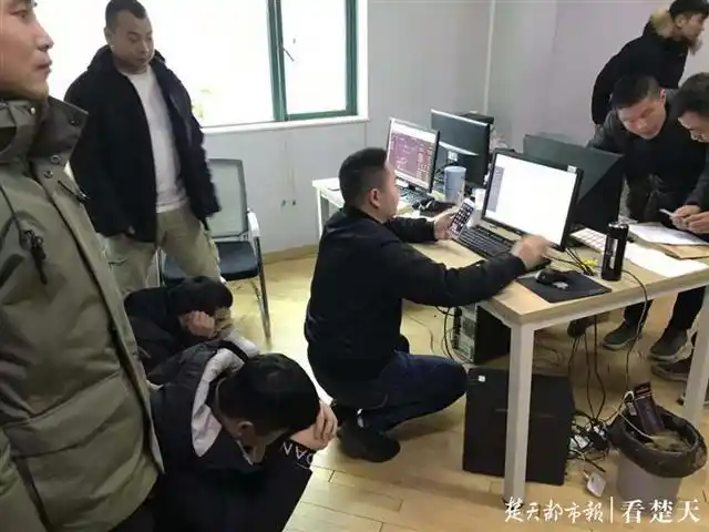 10倍配资 警惕！荐股诈骗团伙设局，致股民血本无归，警方已抓获